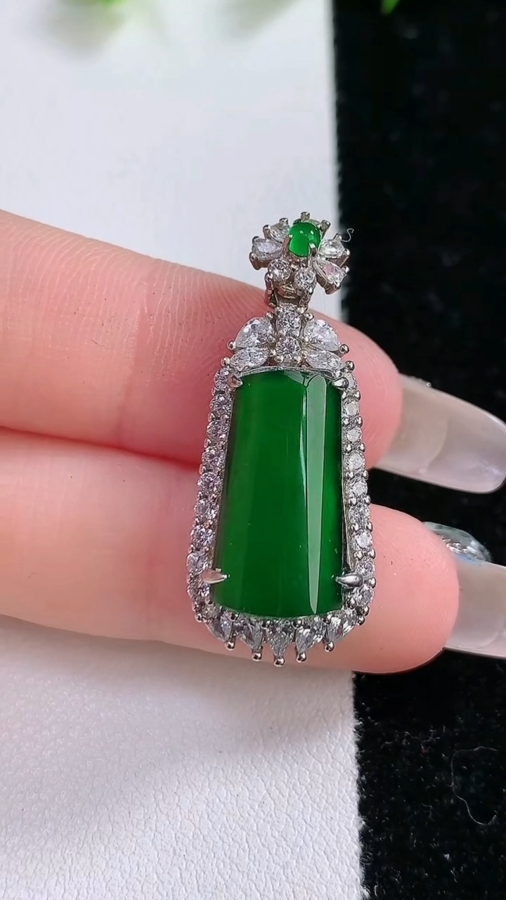 天然A货翡翠无事牌吊坠，尺寸26-13.5-9，重:5.46g
3月15日