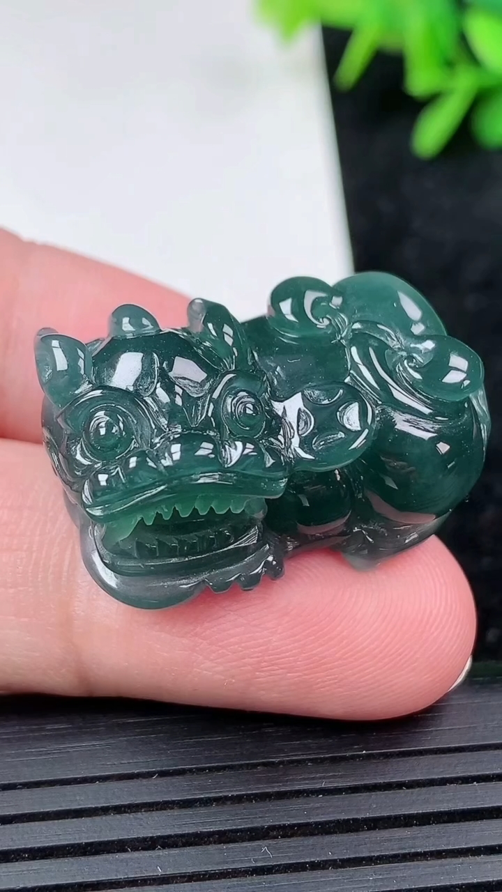 天然A货翡翠蓝水霸王貔貅吊坠尺寸30.2-17.3-13.6重量:16.54g
3月15日