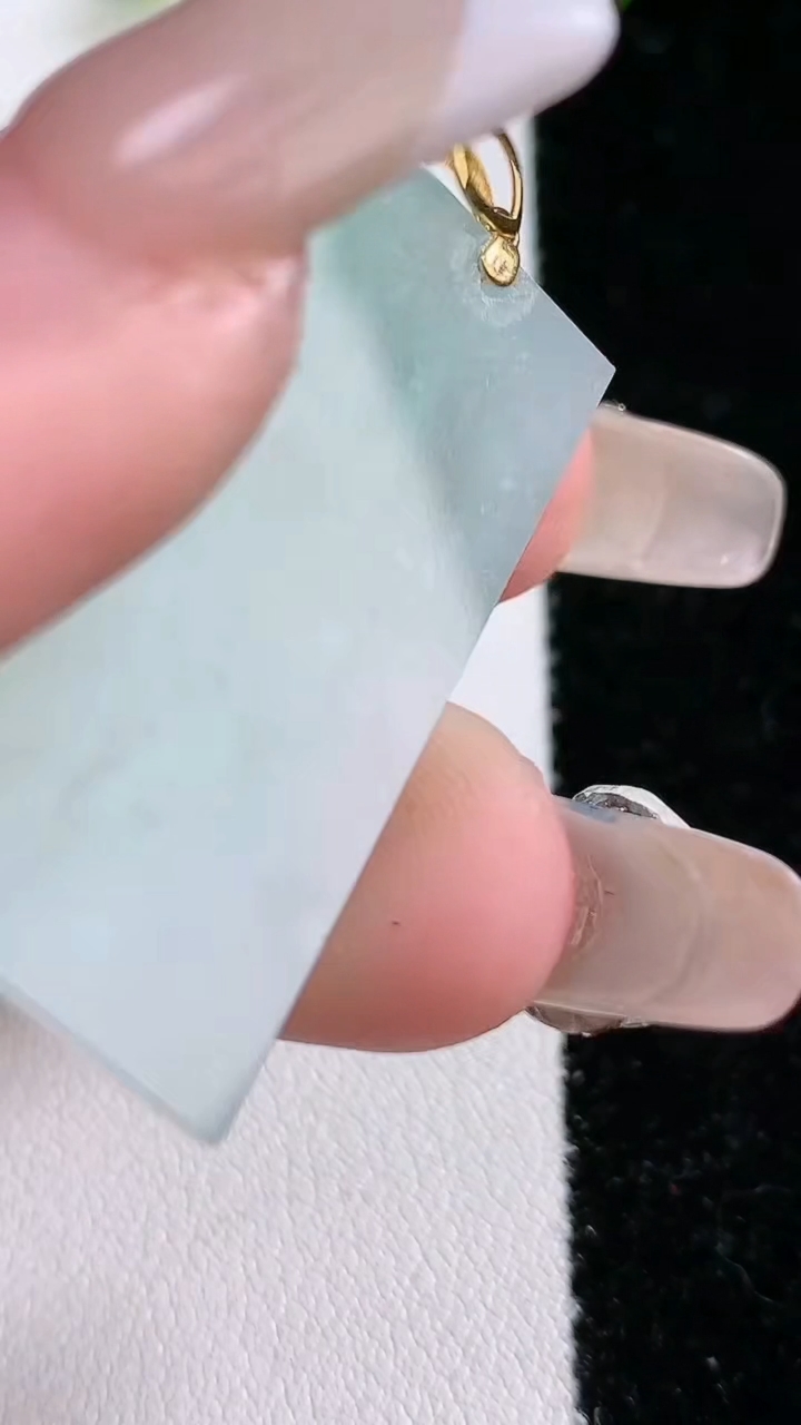 天然A货翡翠无事牌吊坠，尺寸35-19.6-2.6，重:5.12g
3月15日