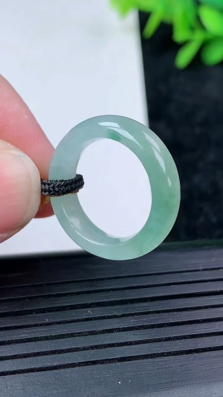 天然A货翡翠冰种飘花指环戒指尺寸15.6-5.1-3.3重量:3.24g2026年3月15日
工厂直