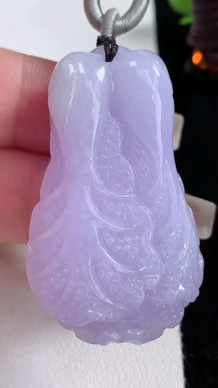 天然A货翡翠冰种紫罗兰白菜吊坠，尺寸47-27-13，重量:35.50g
3月15日