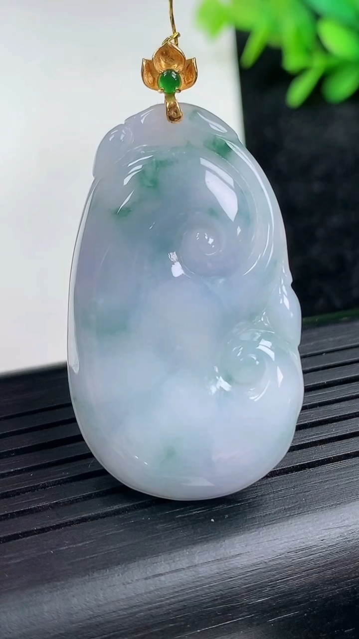 天然A货翡翠18K金紫罗兰飘花如意吊坠尺寸40.5-24-5.3重量:10.95g
3月15日