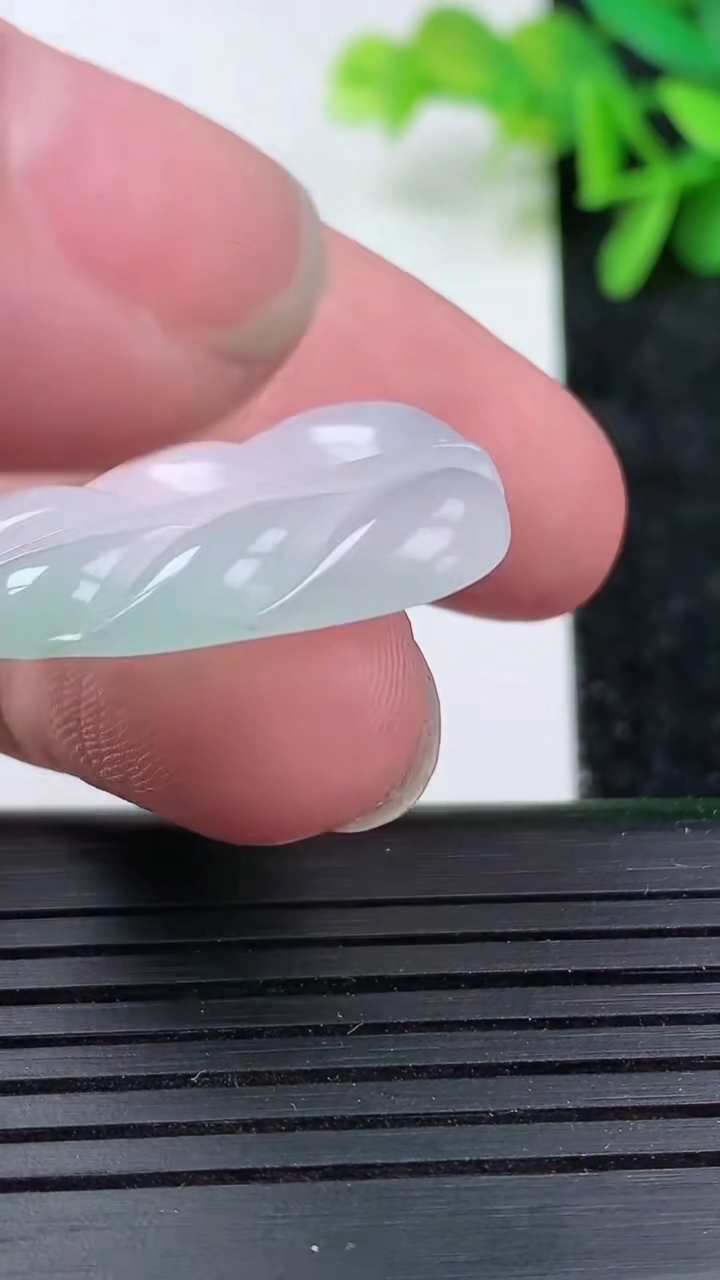 天然A货翡翠金枝玉叶 叶子吊坠尺寸28.2-18.5-4重量:3.79g
3月15日