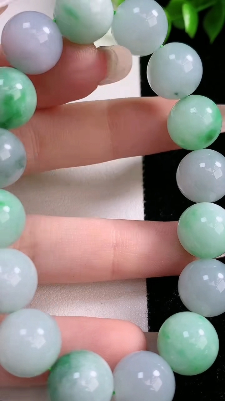 天然A货翡翠圆珠手串，尺寸12.2，重:52.40g3月15日
工厂直销收藏佳品,种好水足，色泽均匀