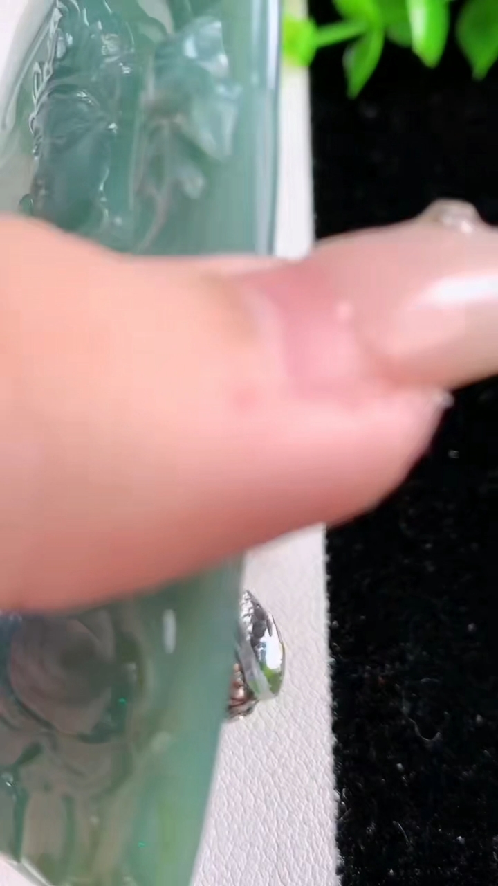 天然A货翡翠蓝水大势至菩萨吊坠，尺寸76.3-42-6.9，重:43.45g
3月15日