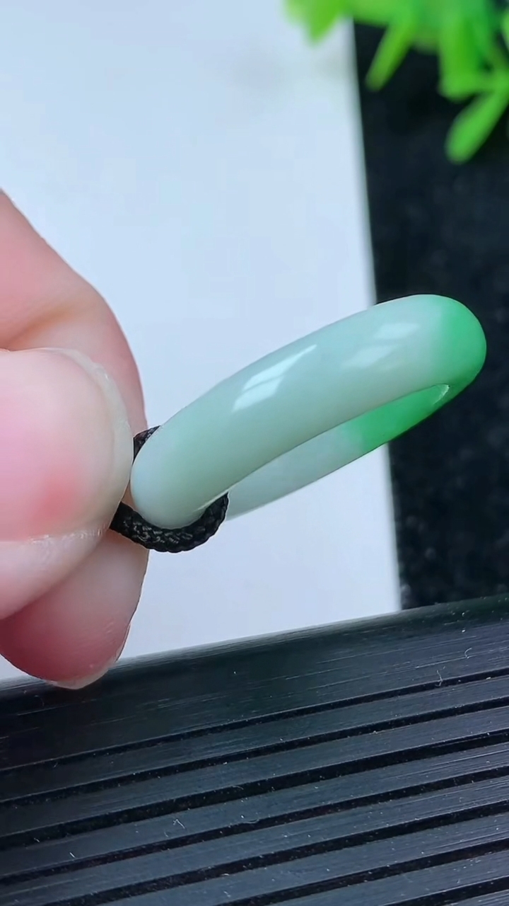 天然A货翡翠指环戒指尺寸18.3-5.8-3.9重量:4.91g2026年3月15日
工厂直销收藏佳品,种好水足，色泽均匀，有种有色，上手高大气！