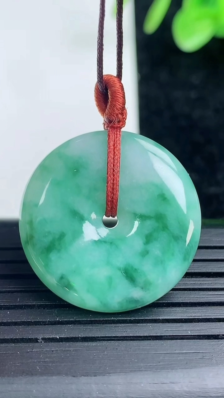 天然A货翡翠飘花平安扣吊坠尺寸25.1-5.4重量:8.05g
3月15日