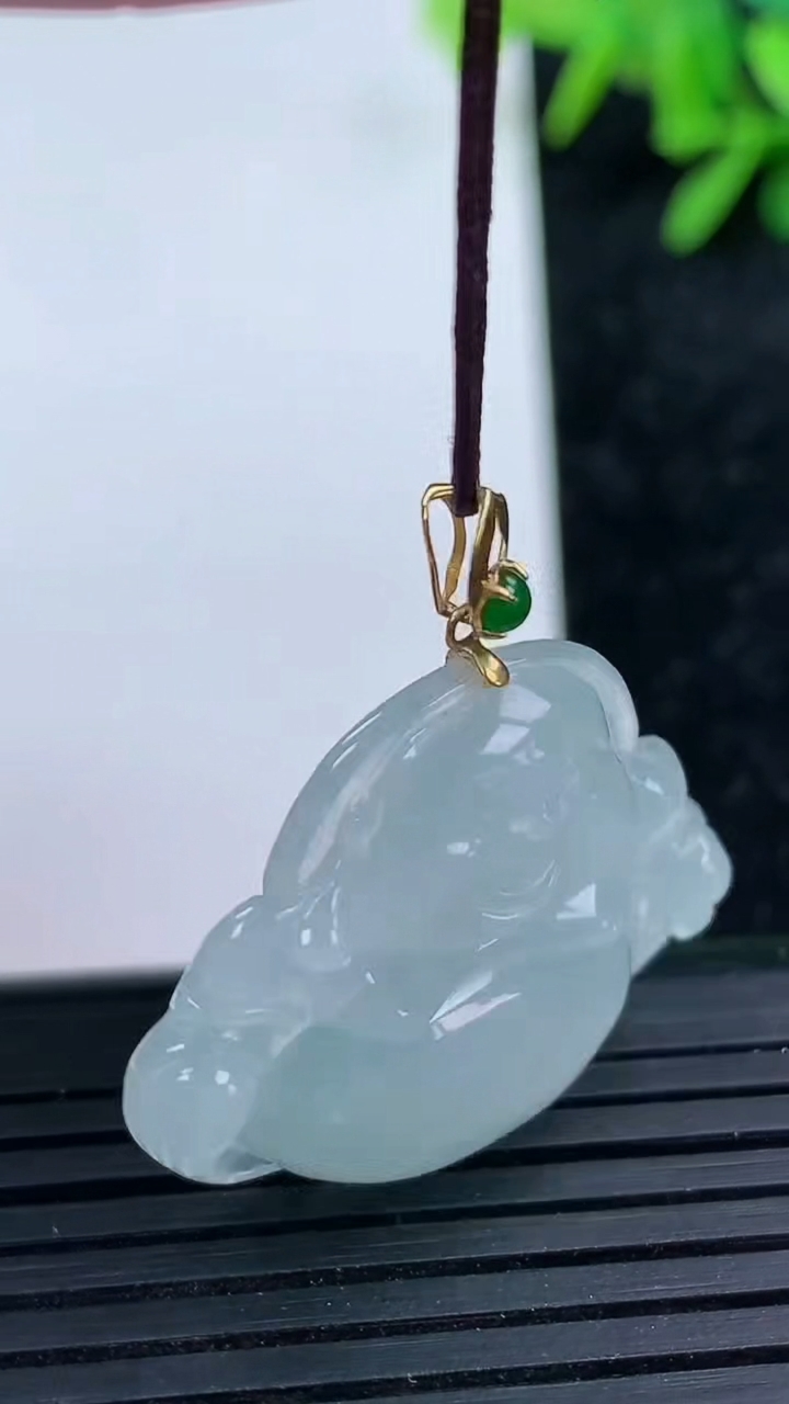 天然A货翡翠种白冰佛公吊坠尺寸24.7-29.4-5.9重量:6.94g
3月15日
