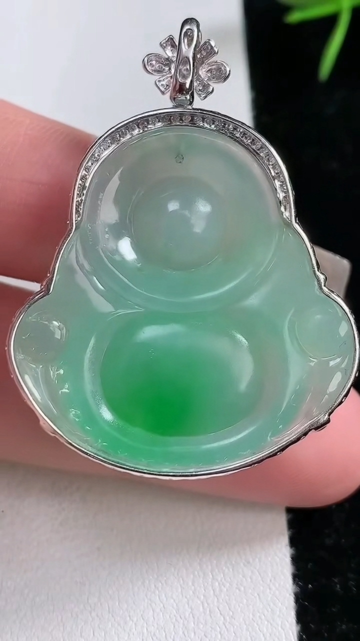 天然A货翡翠佛公吊坠，尺寸45-34-8.5，裸石34-34，重量:14.24g
3月15日