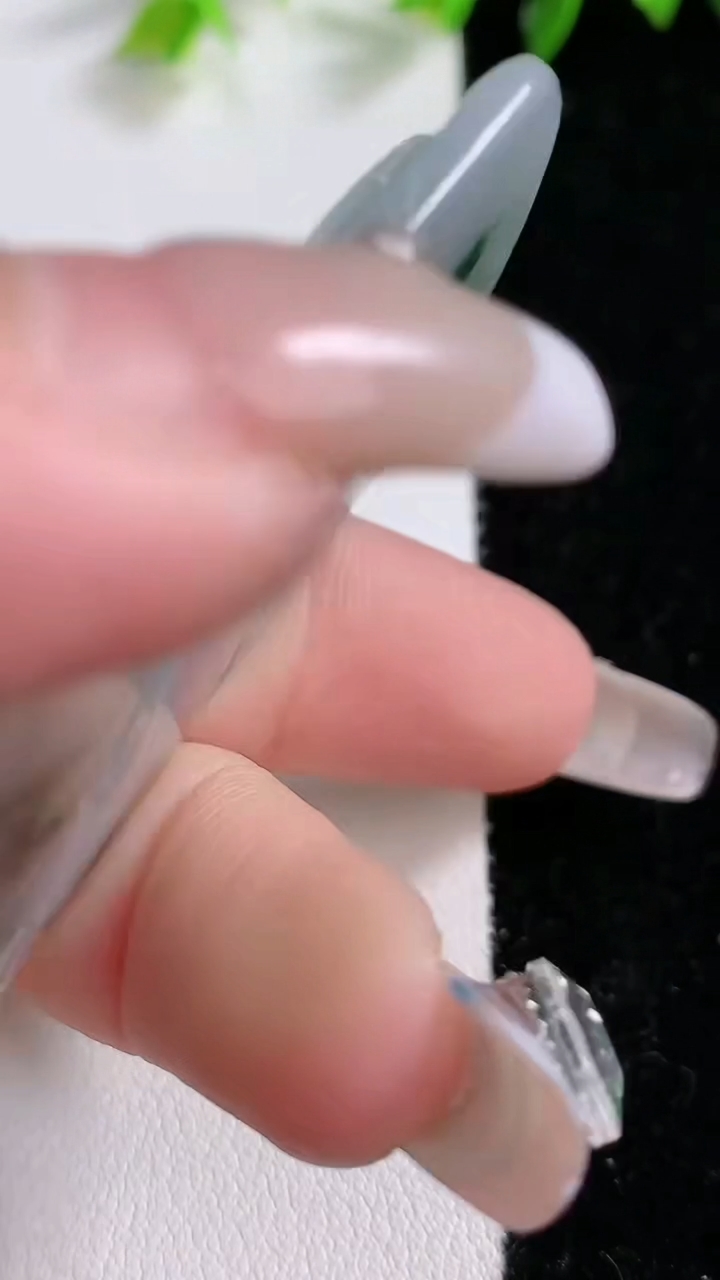 天然A货翡翠牌吊坠，尺寸63-34-6，重:33.85g
3月15日