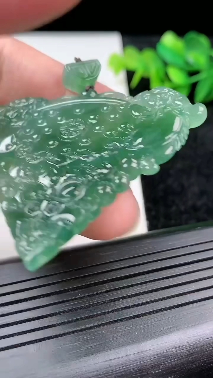 天然A货翡翠龙牌吊坠尺寸50.2-57.2-5.6重量:24.70g
3月15日