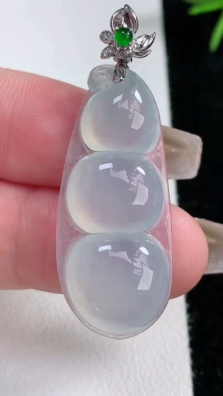 天然A货翡翠种白冰福豆吊坠，尺寸35-16-5.8，重量:6.60g
3月15日
