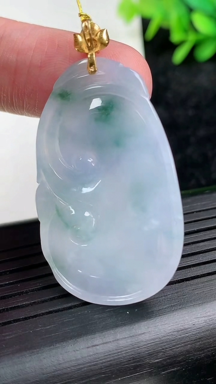 天然A货翡翠18K金紫罗兰飘花如意吊坠尺寸40.5-24-5.3重量:10.95g
3月15日