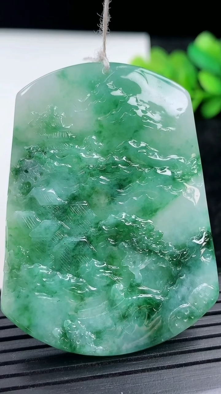 天然A货翡翠山水牌吊坠尺寸53.3-39.8-5.4重量:31.83g
3月15日