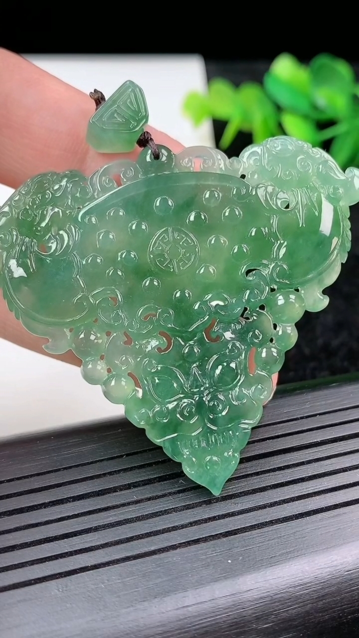 天然A货翡翠龙牌吊坠尺寸50.2-57.2-5.6重量:24.70g
3月15日