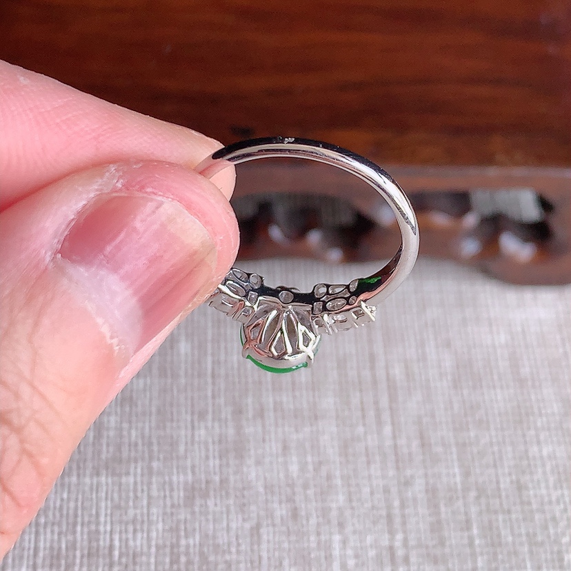 天然A货翡翠18K金伴钻镶嵌阳绿蛋面戒指 圈口17
尺寸7.6-6.6mm 重量2.28g 031