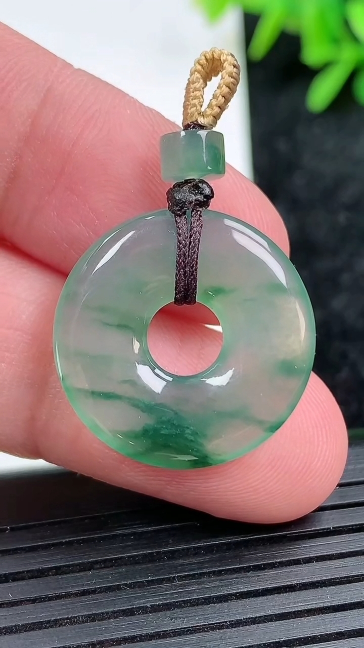 天然A货翡翠冰种飘花平安环吊坠尺寸21.3-3.2重量:3.58g
3月15日