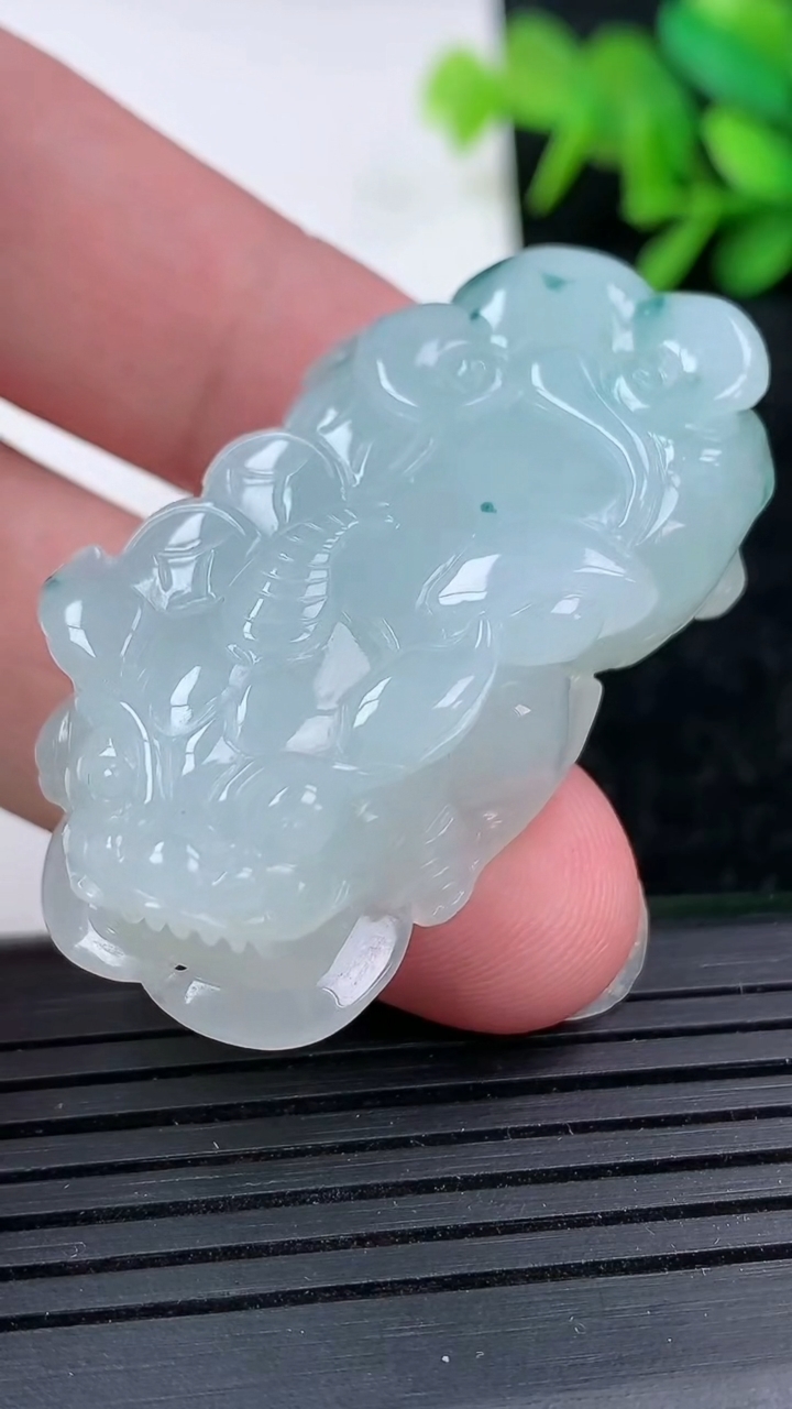 天然A货翡翠飘花貔貅吊坠尺寸46.2-24.5-12.4重量:33.61g
3月15日