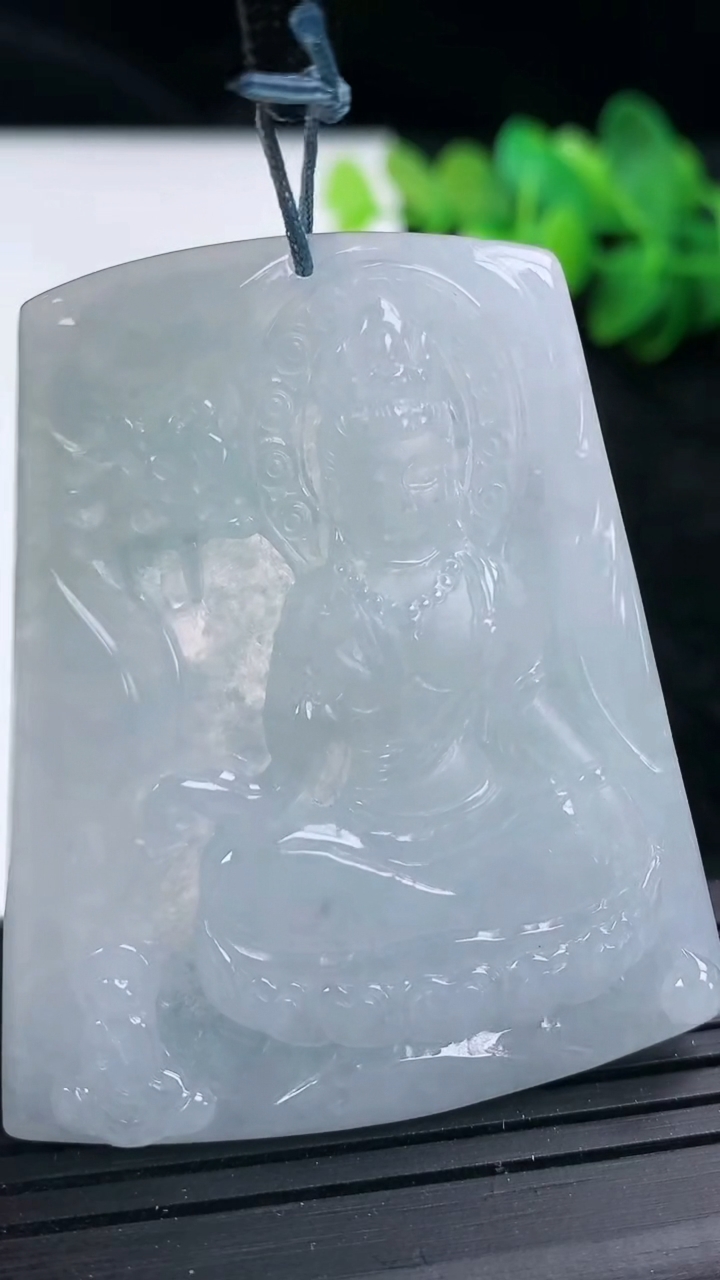 天然A货翡翠观音菩萨吊坠尺寸53.2-44.7-5.2重量:27.19g
3月15日