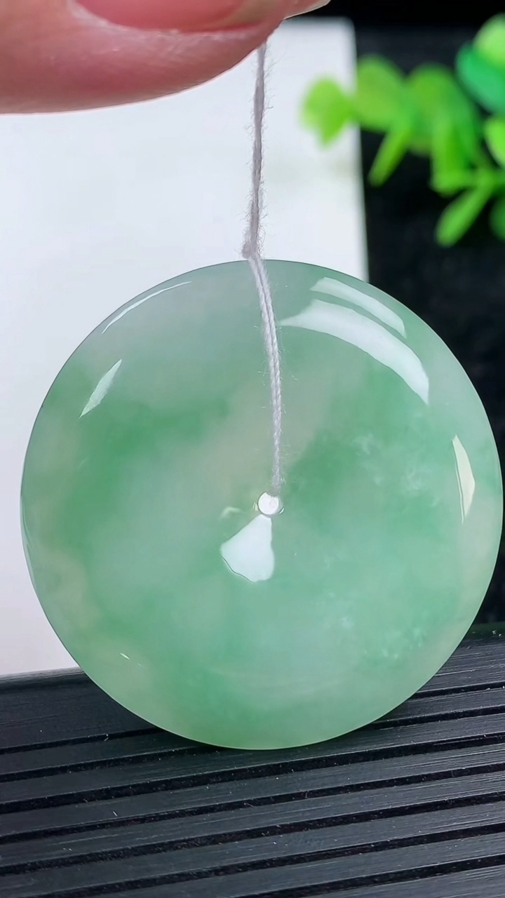 天然A货翡翠平安扣吊坠尺寸37.4-6.1重量:18.61g
3月15日