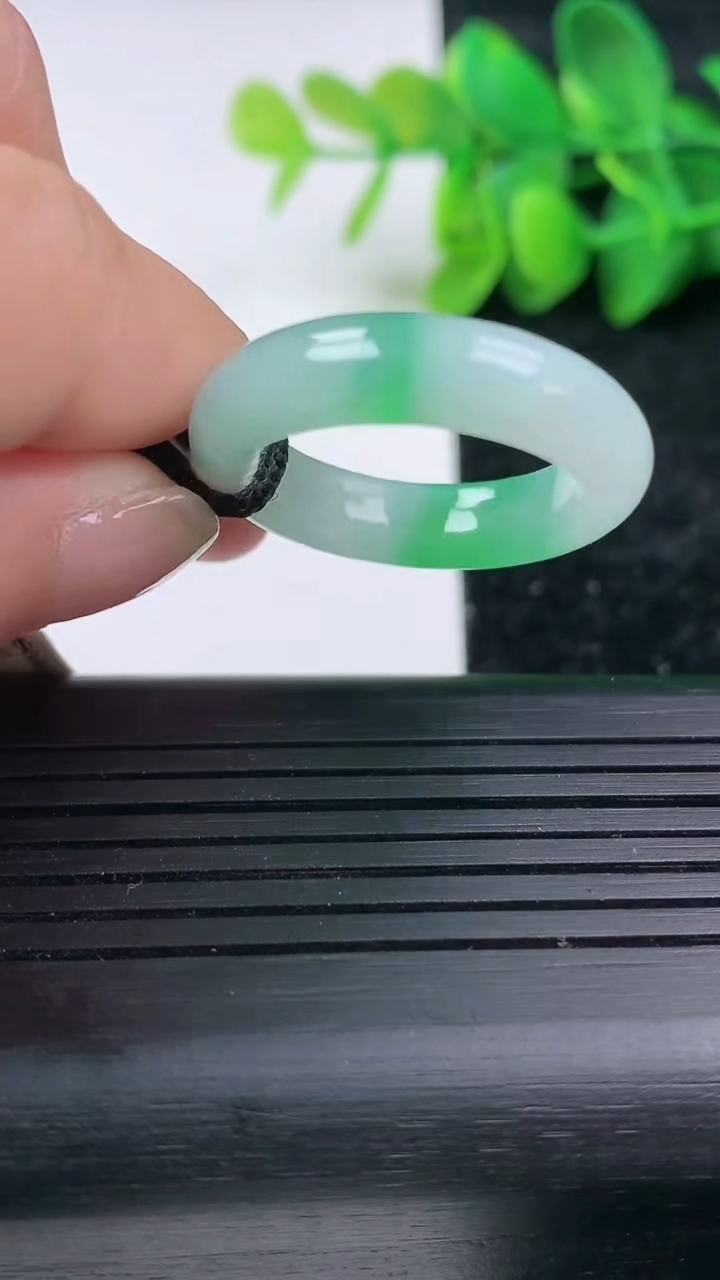 天然A货翡翠指环戒指尺寸19.6-5.6-3.6重量:4.83g2026年3月15日
工厂直销收藏佳品,种好水足，色泽均匀，有种有色，上手高大气！