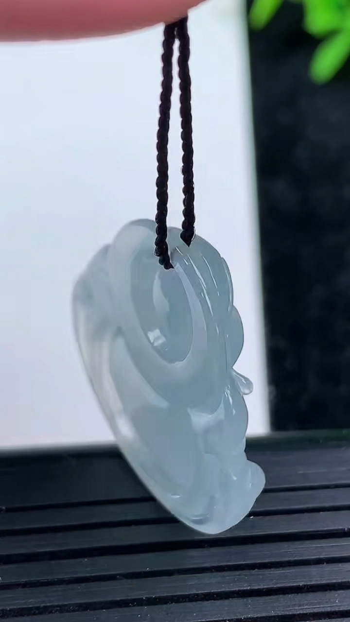 天然A货翡翠佛公吊坠尺寸24.6-28.2-5.5重量:5.81g
3月15日