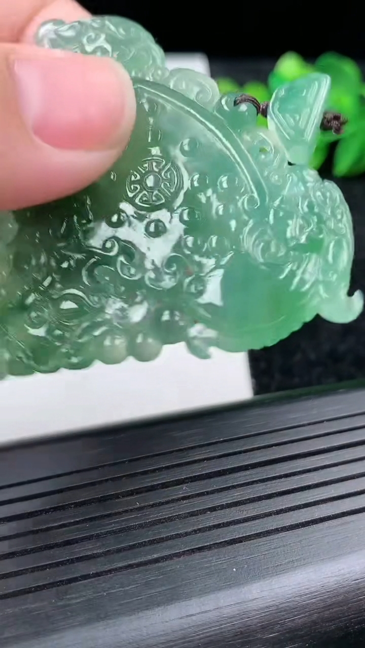 天然A货翡翠龙牌吊坠尺寸50.2-57.2-5.6重量:24.70g
3月15日