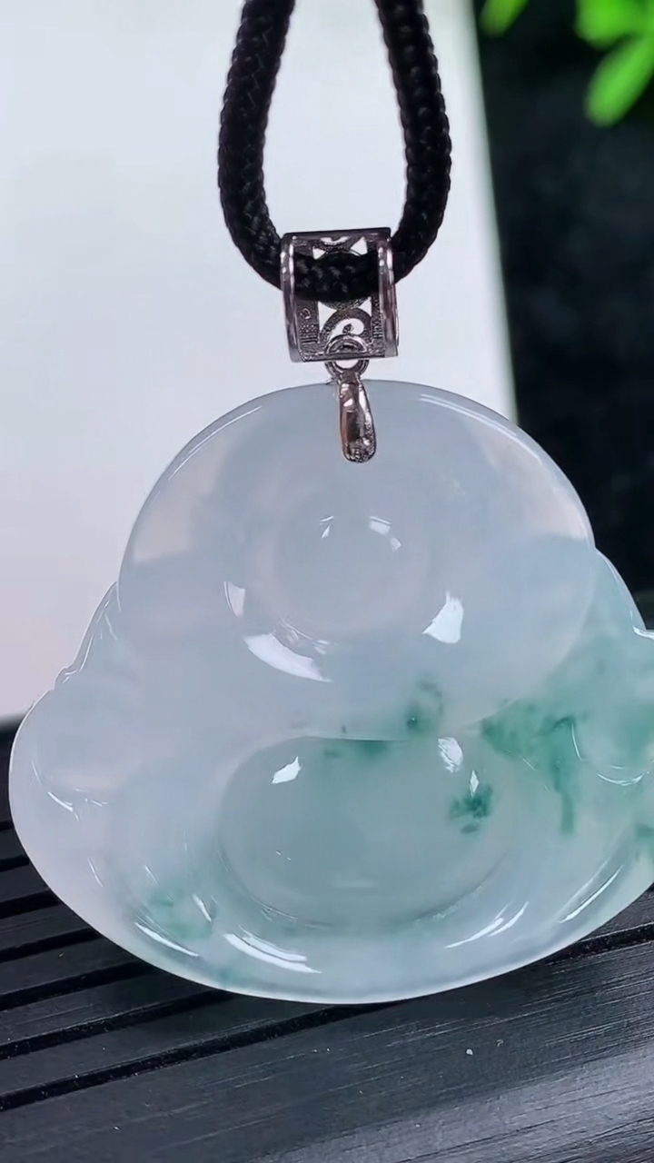 天然A货翡翠种飘花佛公吊坠尺寸28.3-32.2-6.8重量:10.24g
3月15日