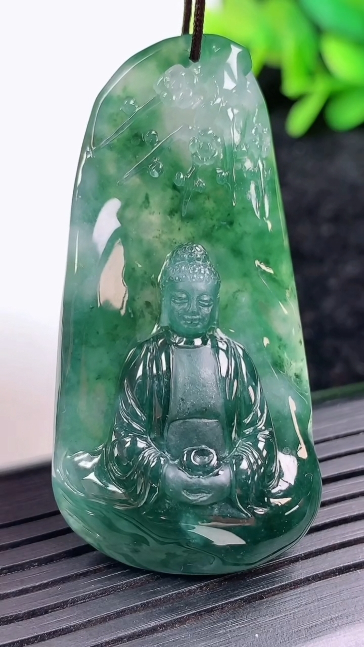 天然A货翡翠大日如来吊坠尺寸52-26.8-10.4重量:23.77g
3月15日