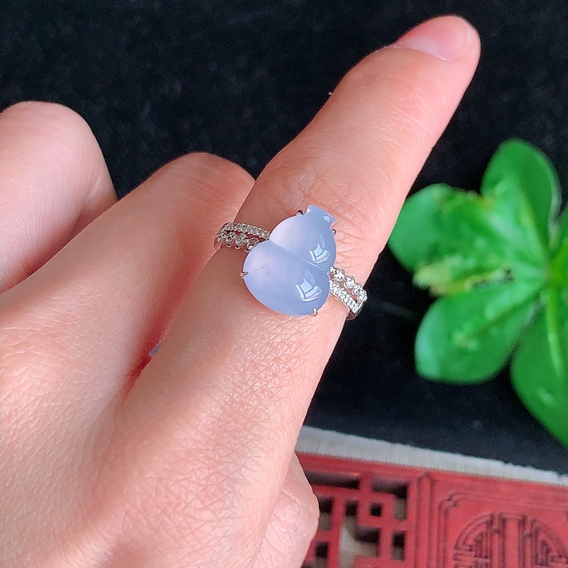 天然A货翡翠18K金伴钻镶嵌紫罗兰葫芦戒指 圈口17.3裸石
尺寸12-9.8mm 重量3.00g 0314