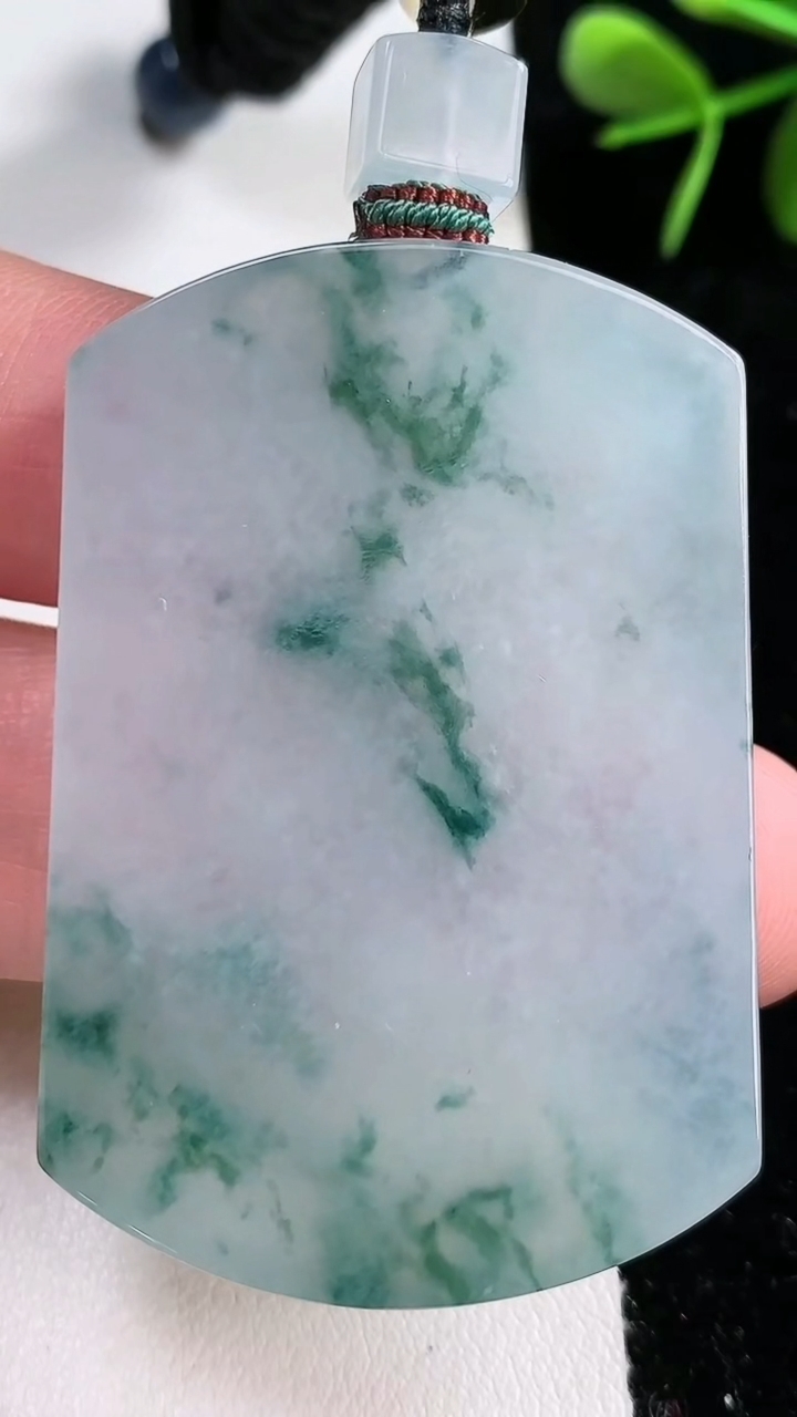 天然A货翡翠种飘花仿古无事牌吊坠，尺寸51.5-35-5.8，重量:39.34g
3月15日