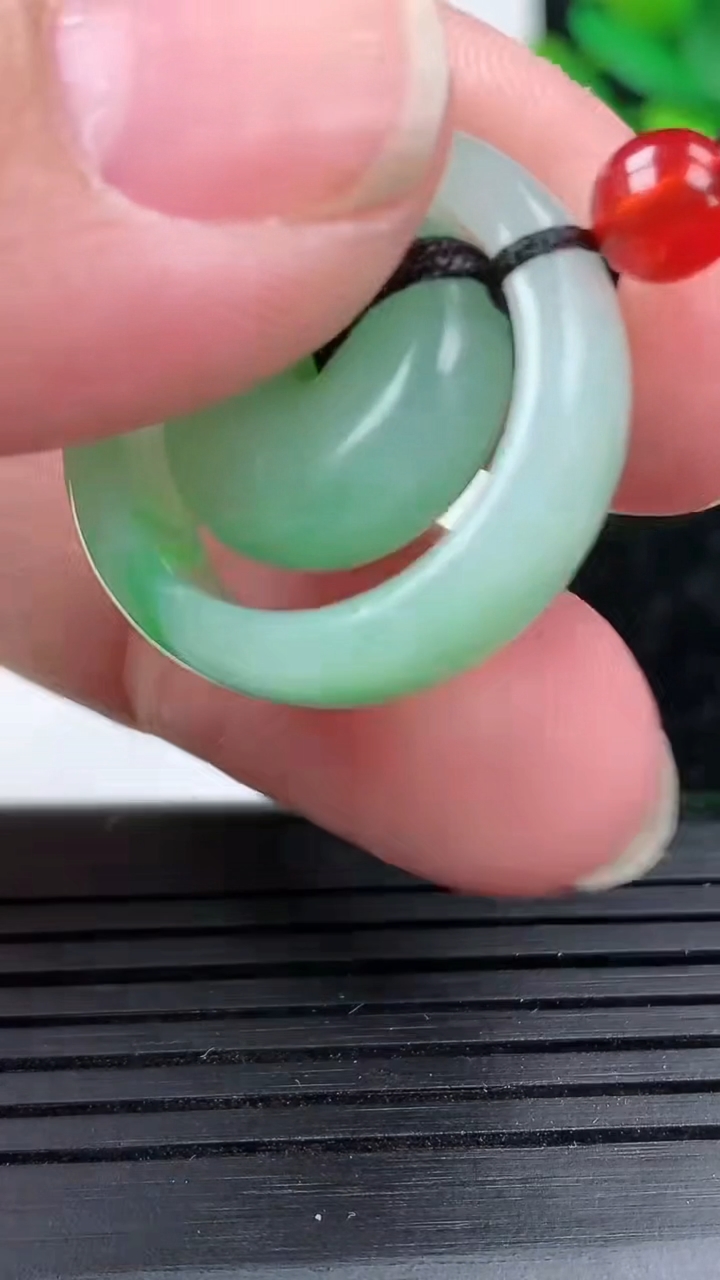 天然A货翡翠母子平安扣吊坠尺寸24.6-7重量:8.93g
3月15日