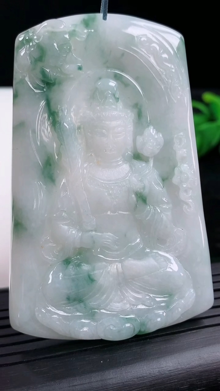 天然A货翡翠飘花虚空藏菩萨吊坠尺寸74.4-49.1-5.2重量:43.97g
3月15日