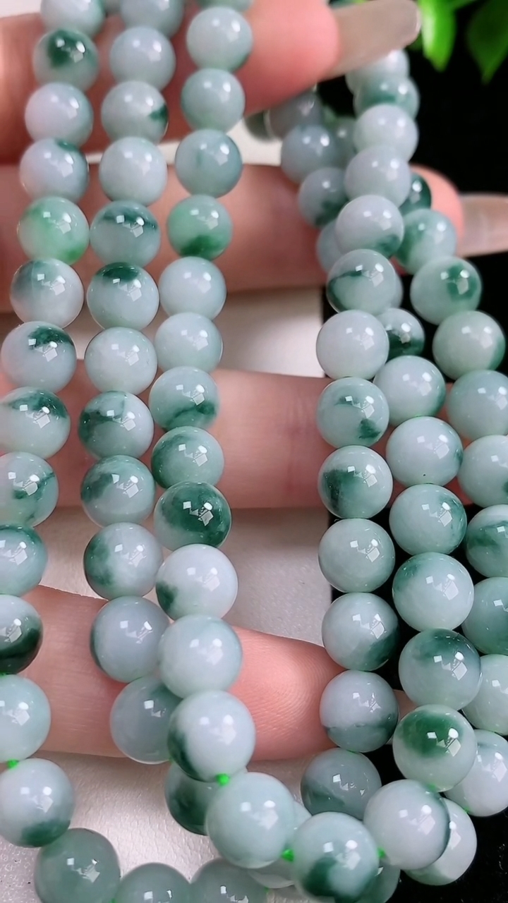 天然A货翡翠飘花圆珠项链，尺寸7.3-98颗，重:66.42g
3月15日