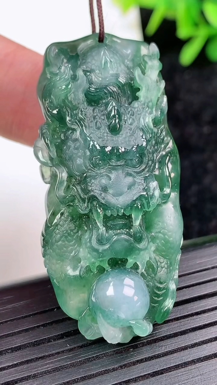 天然A货翡翠龙牌吊坠尺寸48.8-22.5-12.6重量:22.33g
3月15日