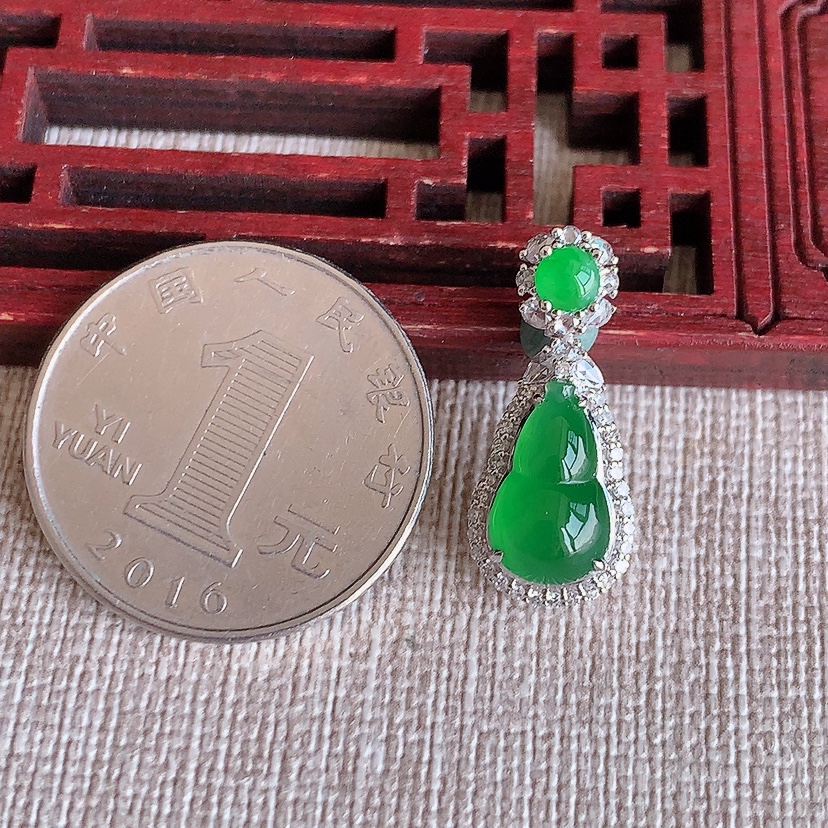 天然A货翡翠18K金伴钻镶嵌阳绿葫芦吊坠 
尺寸22.6-9.8-8裸石11.7-6.8mm 重量2.58g 0313