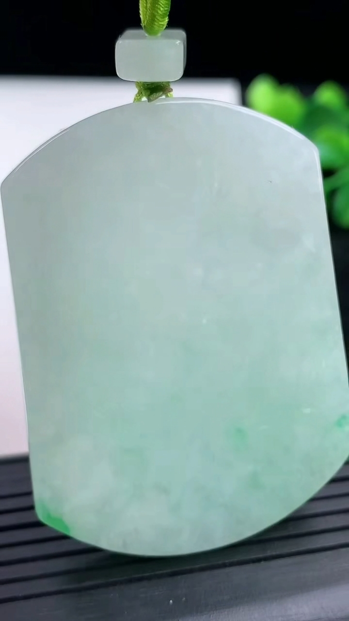 天然A货翡翠无事牌吊坠尺寸54.1-40.3-5.2重量:36.50g
3月15日