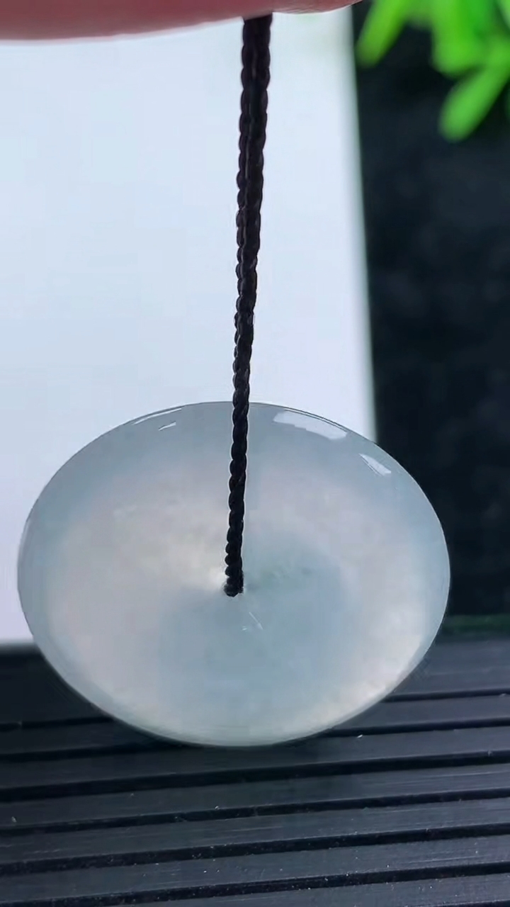 天然A货翡翠平安扣吊坠尺寸24.8-4.6重量:6.12g
3月15日