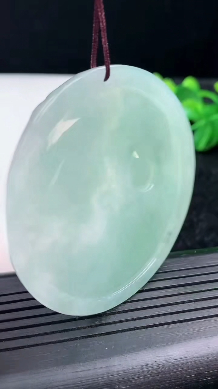 天然A货翡翠祥龙观音菩萨吊坠尺寸56.6-5.4重量:36.39g
3月15日