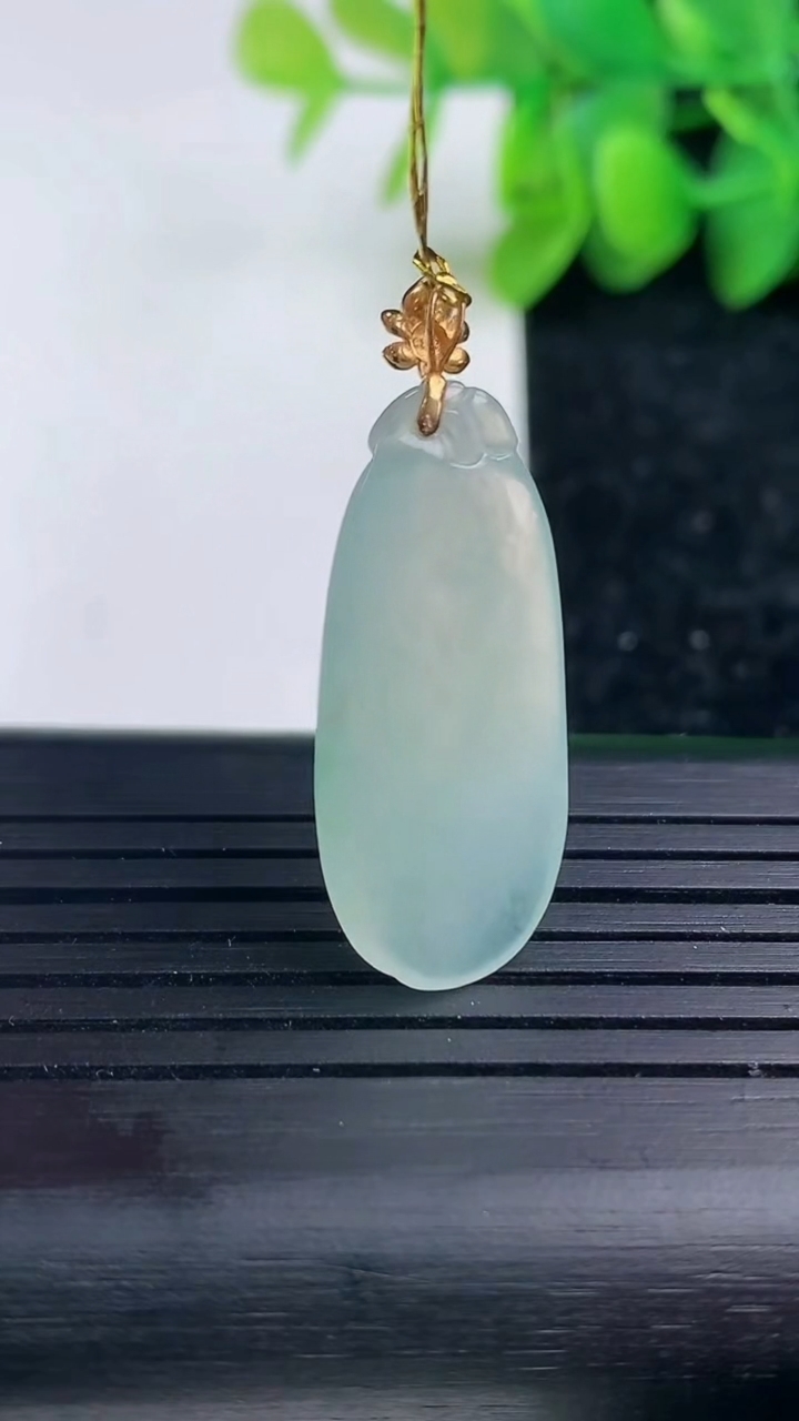 天然A货翡翠福瓜吊坠尺寸28.4-12.5-3.7重量:3.27g
3月15日