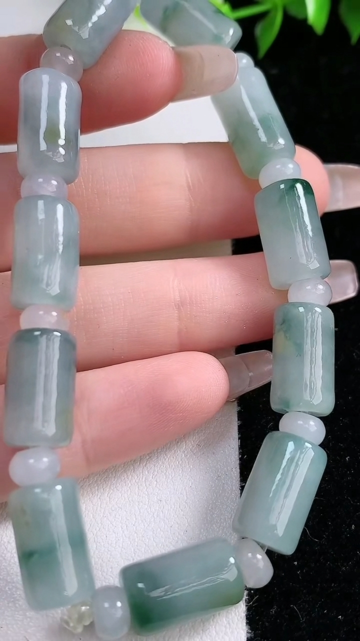 天然A货翡翠货飘花路路通手串，尺寸14.5-8.5，重:31.03g3月15日
工厂直销收藏佳品,种好水足，色泽均匀，有种有色，上手高大气！