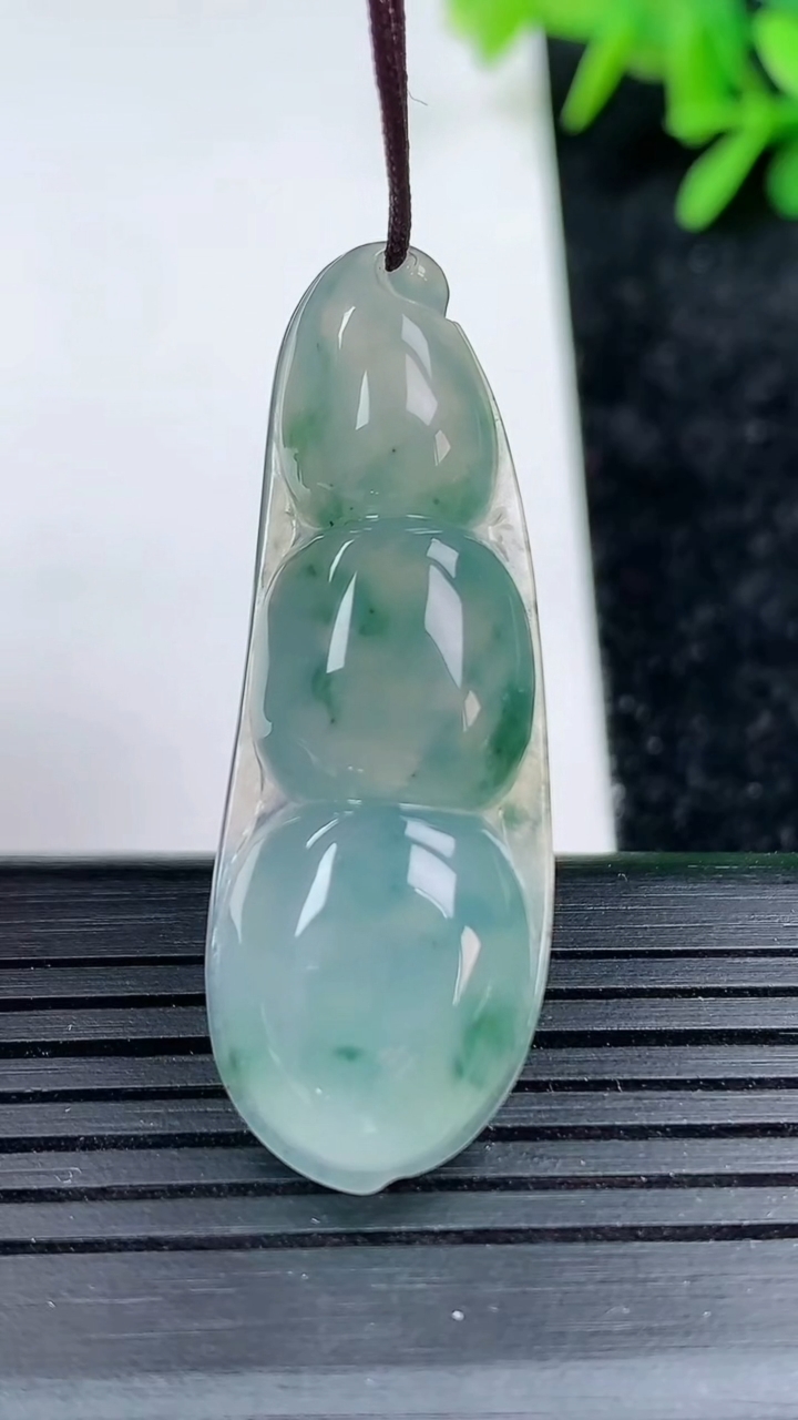 天然A货翡翠冰种飘花福豆吊坠尺寸 42.2-14.3-6.1重量:6.87g
3月15日