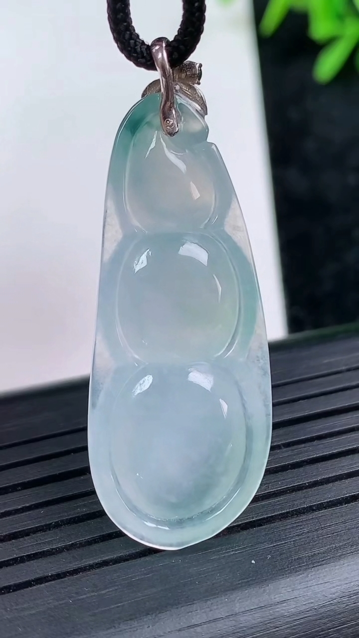 天然A货翡翠种飘花福豆吊坠尺寸40.1-16.1-5.5重量:6.47g
3月15日