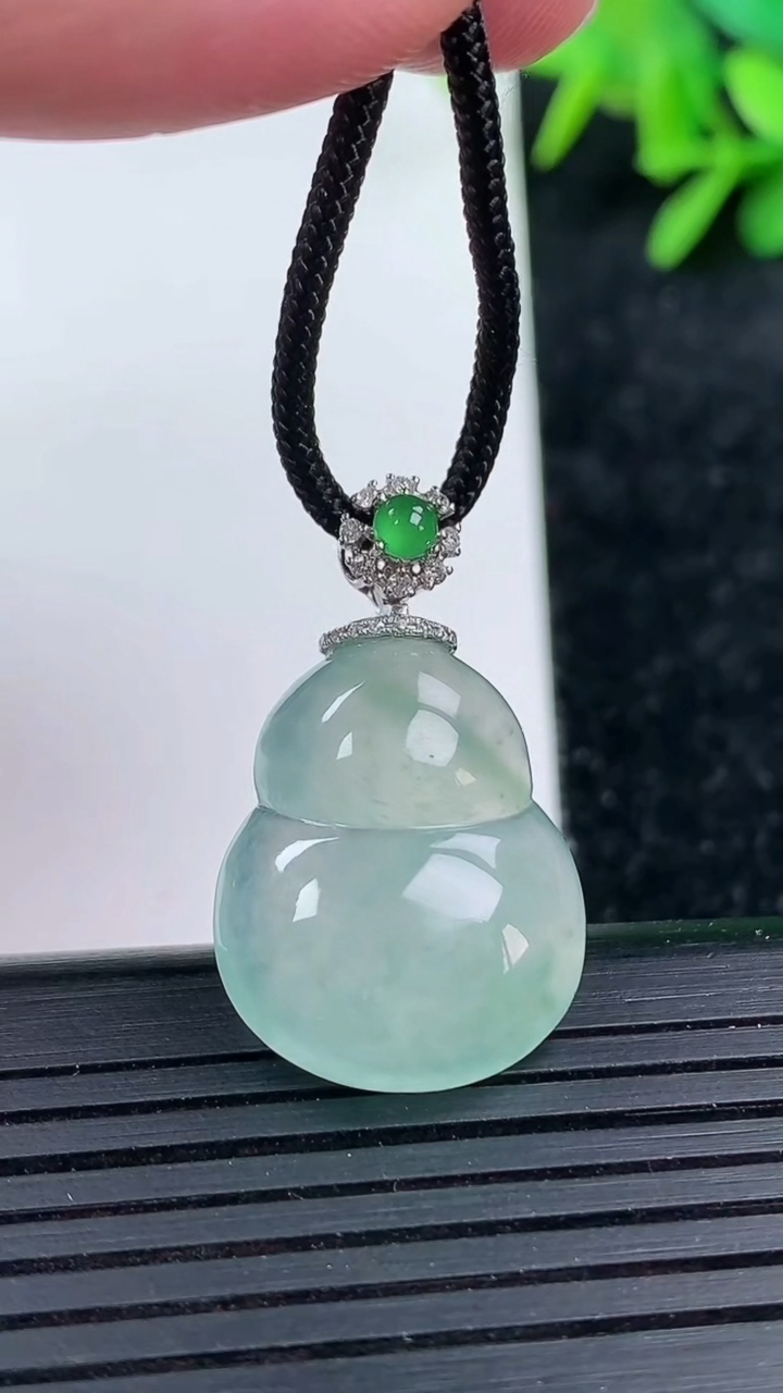 天然A货翡翠葫芦吊坠尺寸22.5-17.6-5.5重量:4.97g
3月15日