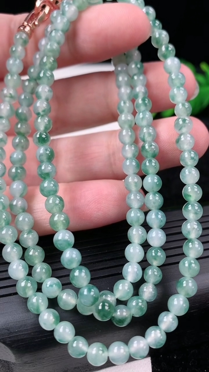 天然A货翡翠种飘花圆珠项链尺寸4.9-138颗重量:29.46g3月15日
工厂直销收藏佳品,种好水足，色泽均匀，有种有色，上手高大气！