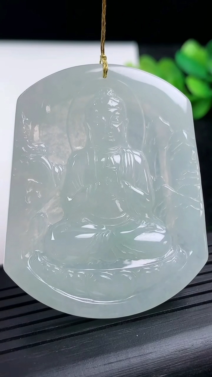 天然A货翡翠大日如来吊坠尺寸52.2-42.5-4.6重量:26.78g
3月15日