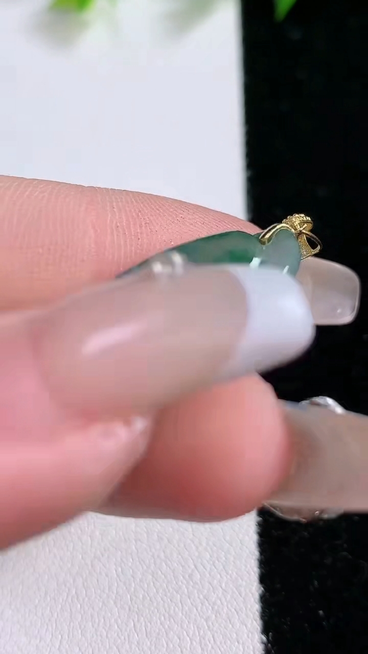 天然A货翡翠种飘花如意吊坠，尺寸33-16-5.2，重:4.77g
3月15日