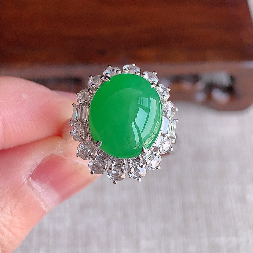 天然A货翡翠18K金伴钻镶嵌阳绿蛋面戒指 圈口17.5裸石
尺寸12.3-10.2mm 重量5.35