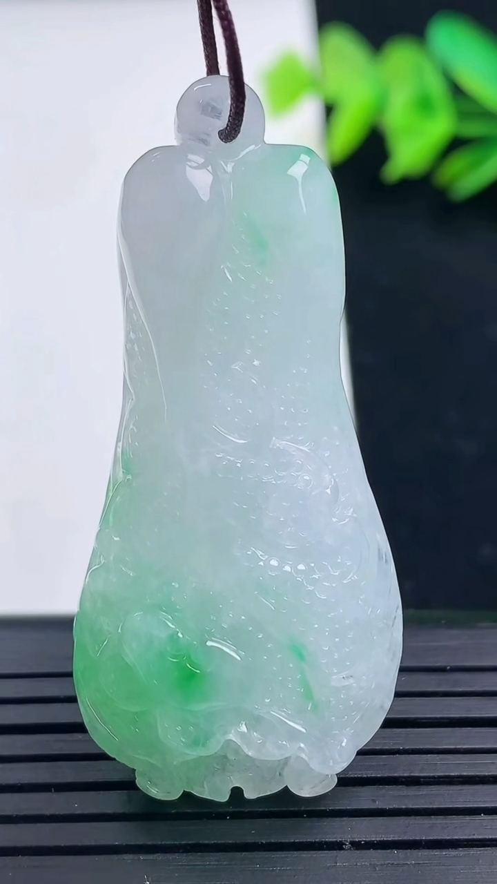 天然A货翡翠白菜吊坠尺寸49.2-22.4-11.1重量:20.11g
3月16日