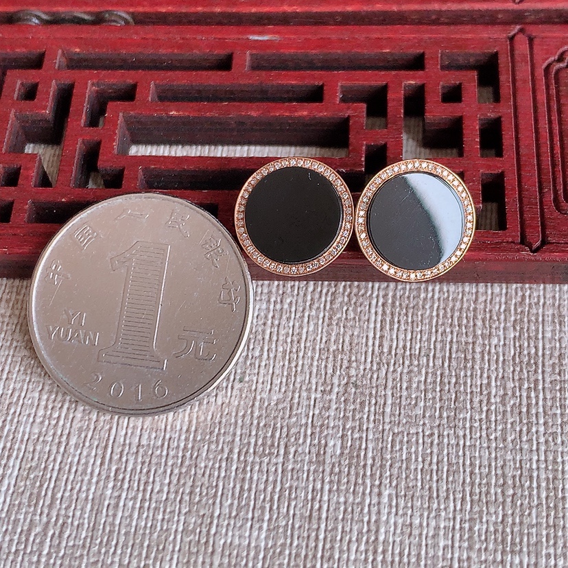 天然A货翡翠18K金伴钻镶嵌墨翠无事牌耳钉 打灯全透 
尺寸10.3-2mm 重量2.36g 031